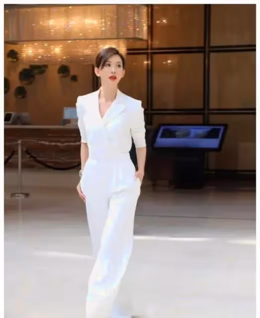 林志玲出席活動近照曝光,深灰色的碎花連衣裙,白皙皮膚配蓬鬆卷髮,看到她的手,終於相信她47歲了