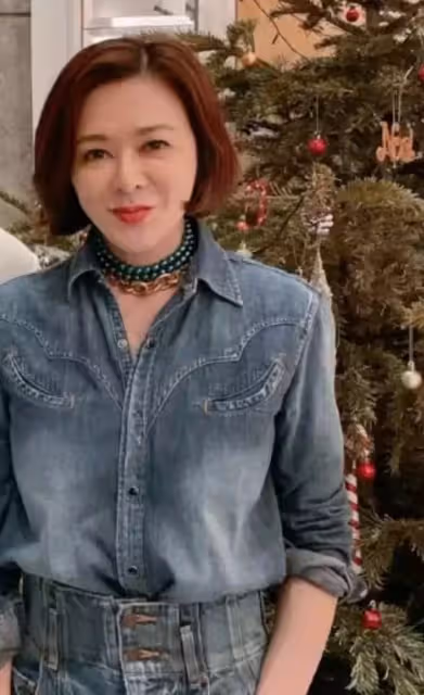 關之琳聚會被偶遇,皮膚比路人白三度,身姿挺拔完全不見老態,59歲仍獨居半山豪宅:後半生一個人也幸福
