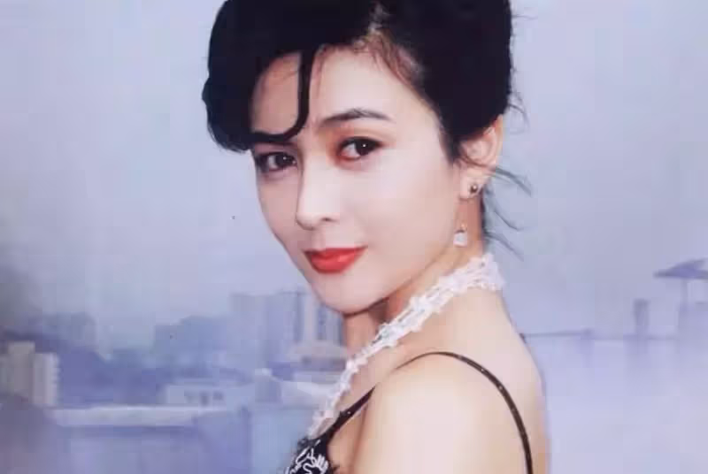 關之琳聚會被偶遇,皮膚比路人白三度,身姿挺拔完全不見老態,59歲仍獨居半山豪宅:後半生一個人也幸福