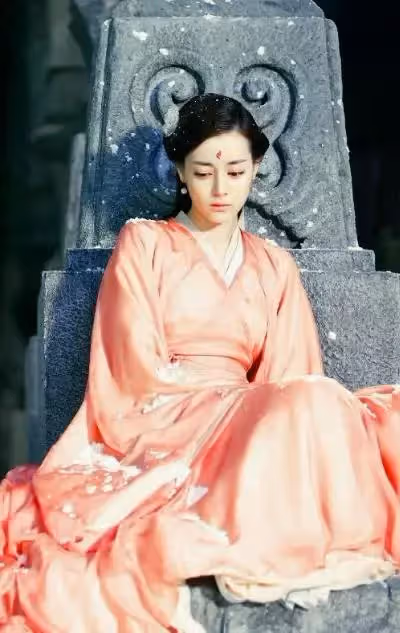 網紅小姐姐五官「複製」迪麗熱巴爆紅,被翻出「整容前」原始舊照,驚呆眾人:根本不是一個人!