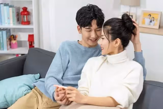 婆婆逛商場撞上兒媳,聽見旁邊男孩叫她媽媽,立馬回家讓兒子離婚
