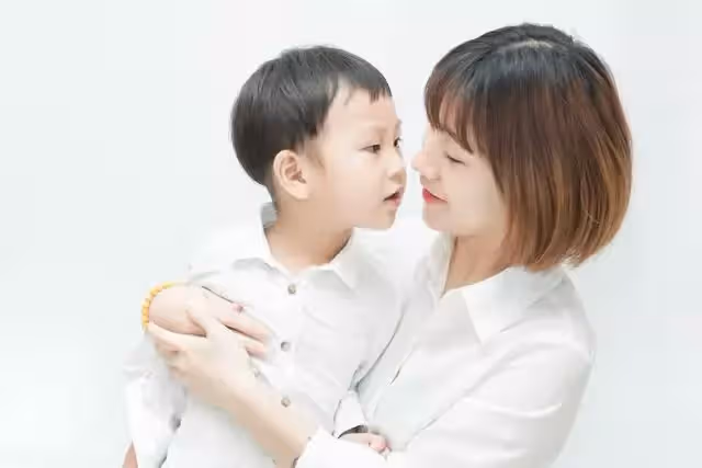 婆婆逛商場撞上兒媳,聽見旁邊男孩叫她媽媽,立馬回家讓兒子離婚
