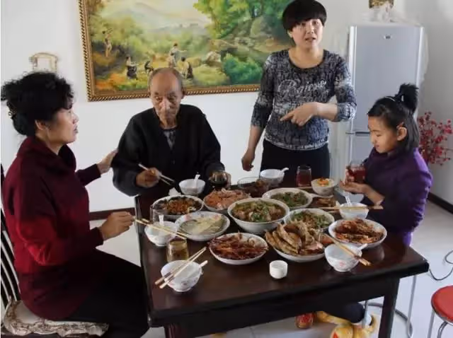 前夫嫌我是黃臉婆跟我提出離婚,離婚後再相見時,前夫跪求我復婚