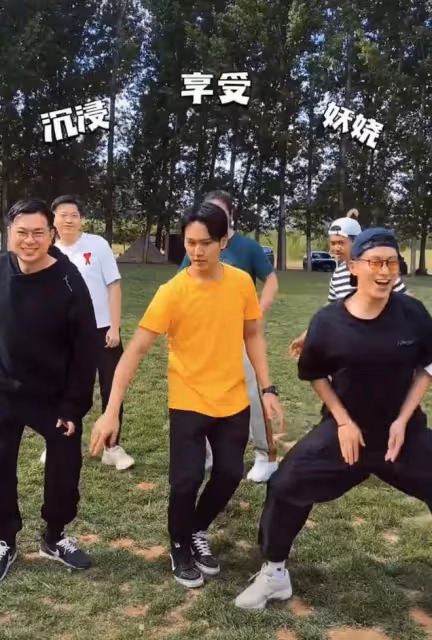 何超蓮自認竇驍是老公，和友人聚會熱舞，趙雅芝兒子現身動作妖嬈