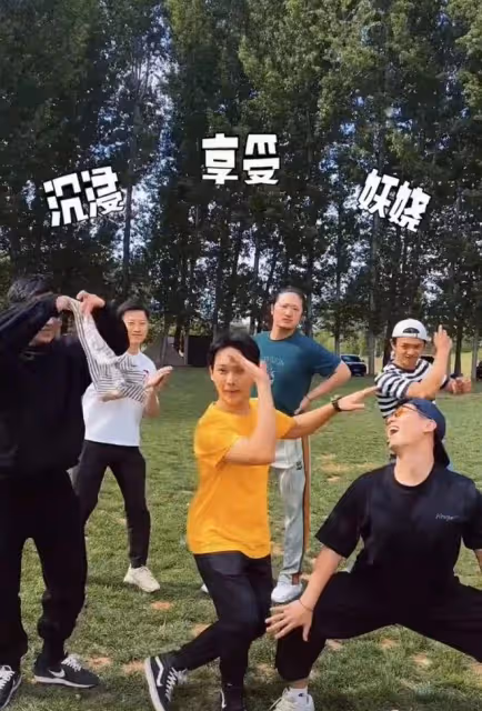 何超蓮自認竇驍是老公，和友人聚會熱舞，趙雅芝兒子現身動作妖嬈