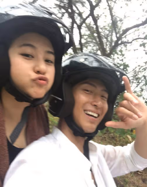 何超蓮自認竇驍是老公，和友人聚會熱舞，趙雅芝兒子現身動作妖嬈