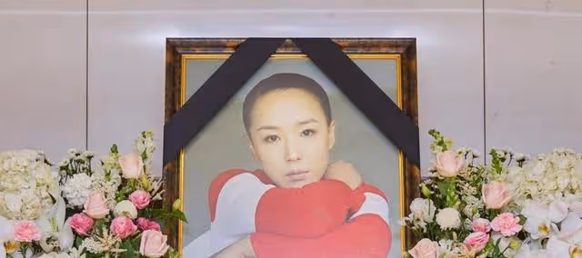 姜受延出殯,薛耿求、鄭雨盛扶靈!一生未婚與父母一起安葬