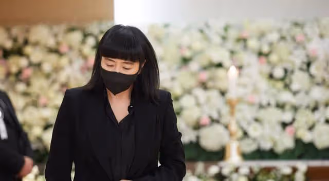 姜受延出殯,薛耿求、鄭雨盛扶靈!一生未婚與父母一起安葬