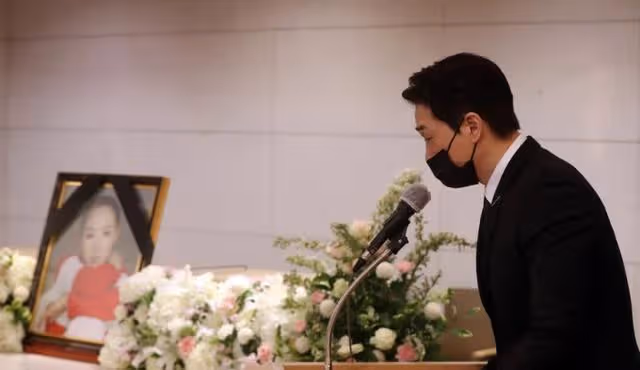 姜受延出殯,薛耿求、鄭雨盛扶靈!一生未婚與父母一起安葬