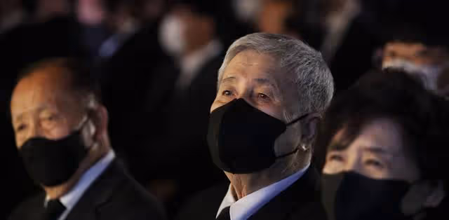 姜受延出殯,薛耿求、鄭雨盛扶靈!一生未婚與父母一起安葬