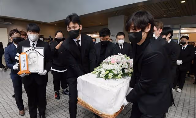 姜受延出殯,薛耿求、鄭雨盛扶靈!一生未婚與父母一起安葬