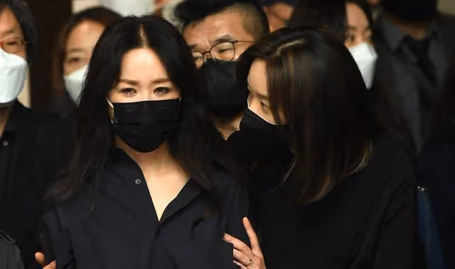 姜受延出殯,薛耿求、鄭雨盛扶靈!一生未婚與父母一起安葬