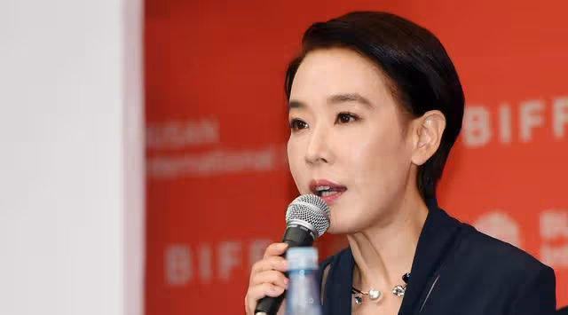 姜受延出殯,薛耿求、鄭雨盛扶靈!一生未婚與父母一起安葬