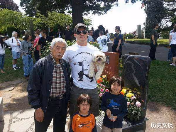 李小龍的日本徒弟，終生為李小龍守墓，如今93歲依然每周掃墓一次