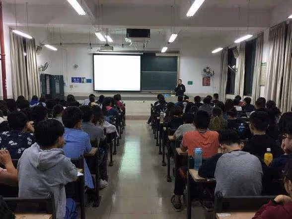 我和有錢男友戀愛，我媽讓男友給我弟買房，男友卻跟我提分手