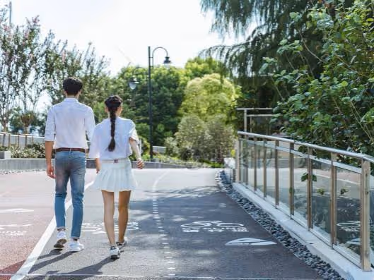 每月給岳母三千，和老婆離婚三年，岳母臨終前送我一張卡，我淚目