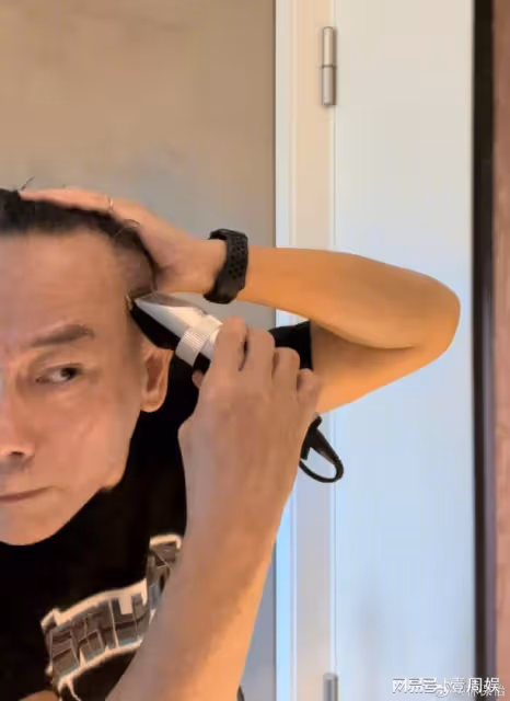 56歲林保怡赤腳做家務,豪宅內景意外曝光,一面牆掛滿了吉他