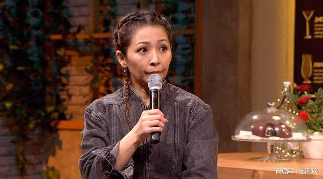 女歌手自曝17歲被迫賣唱還債,對母親有怨言,曾經酒駕撞死護士