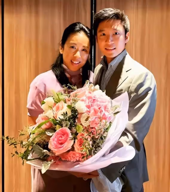「最佳小叔子」霍啟山近照曝光!長相清秀顏值比哥哥高,母子二人同框似姐弟
