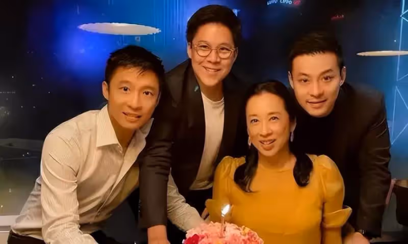 「最佳小叔子」霍啟山近照曝光!長相清秀顏值比哥哥高,母子二人同框似姐弟