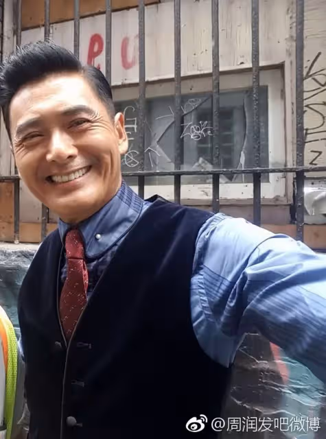 爆紅仍守信!周潤發《流氓大亨》街上追車「滿身汗跑10多天」 敬業態度獲讚「帥氣再現大螢幕」