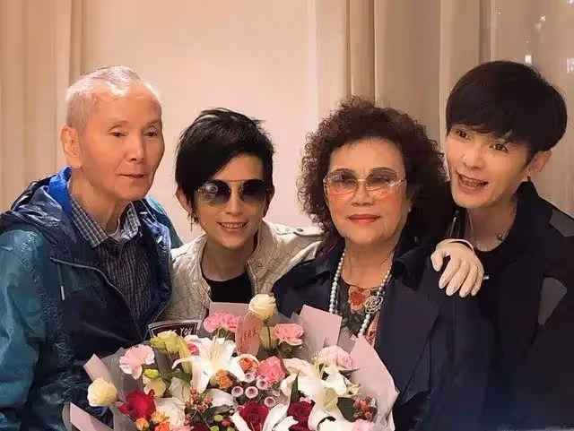 永遠是一家人!潘美辰爸爸遇難關「哥哥難得露面」 兄妹不合「20年後因父母破冰」重歸於好