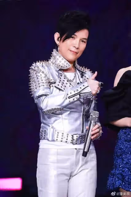 永遠是一家人!潘美辰爸爸遇難關「哥哥難得露面」 兄妹不合「20年後因父母破冰」重歸於好