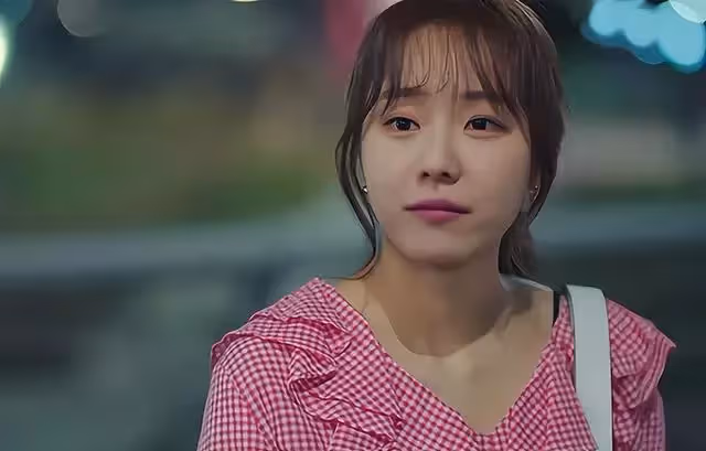 奶奶在眾人面前打孫女1巴掌,20年後孫女:爸,你媽在我就不回去