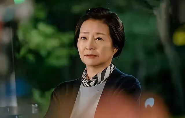 孝順男每月工資不給媳婦交給媽,五年後治病用錢,才知已幫弟還債