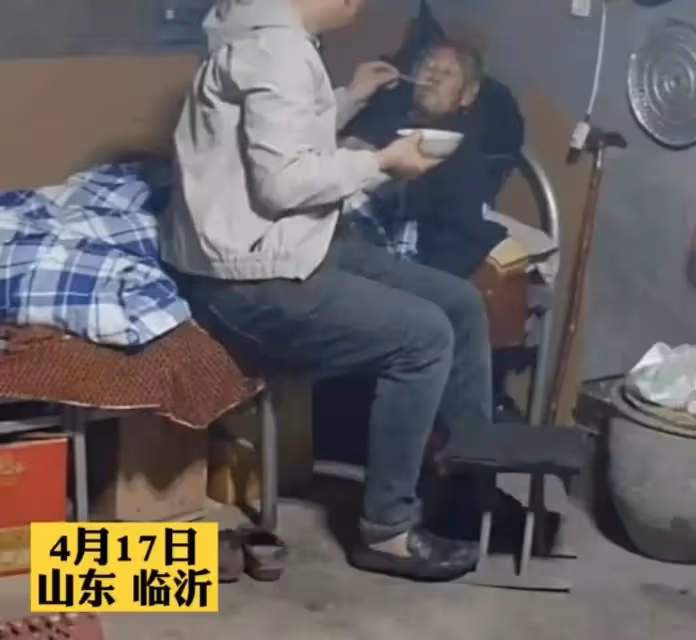 阿公年輕時一人撫養5兒子,如今91歲卻「餓」到昏迷摔倒!孫子連夜回家照顧,網:白養這麼多兒子