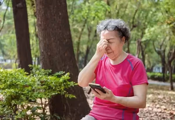 65歲阿姨臥床後才明白! 人到晚年「最親的人只有一個」 不是老伴也不是兒女