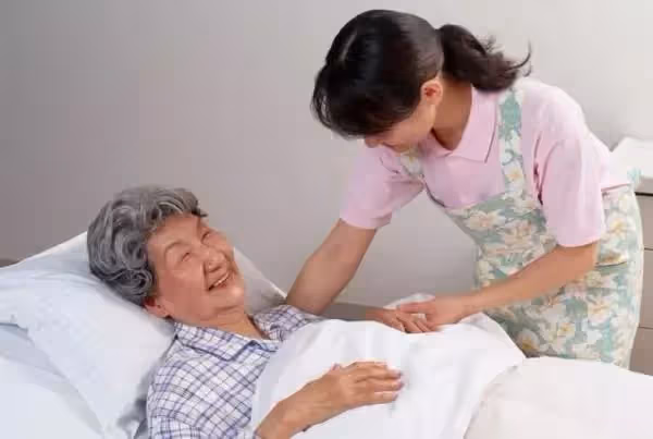 65歲阿姨臥床後才明白! 人到晚年「最親的人只有一個」 不是老伴也不是兒女