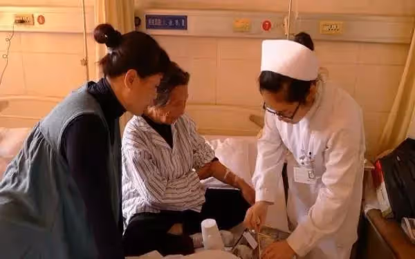 65歲阿姨臥床後才明白! 人到晚年「最親的人只有一個」 不是老伴也不是兒女