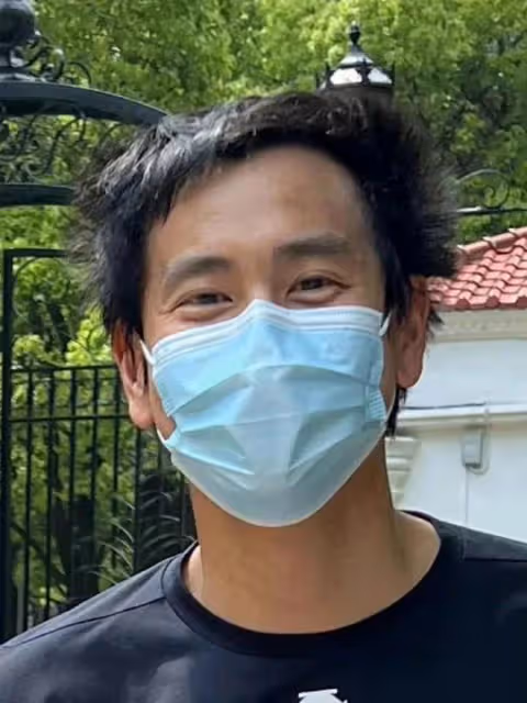 劉嘉玲離開上海回香港，與著名理髮師合影，對方被曝剪髮6千元起