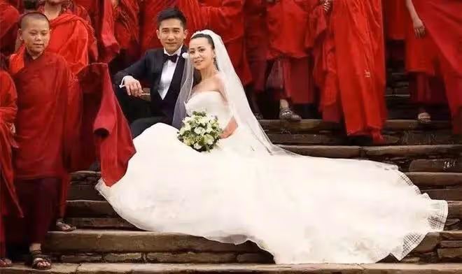 劉嘉玲離開上海回香港，與著名理髮師合影，對方被曝剪髮6千元起