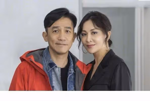 劉嘉玲離開上海回香港，與著名理髮師合影，對方被曝剪髮6千元起