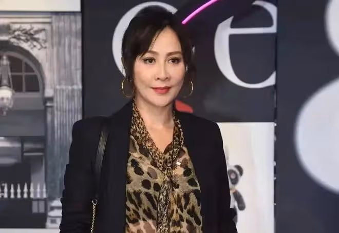 劉嘉玲離開上海回香港，與著名理髮師合影，對方被曝剪髮6千元起