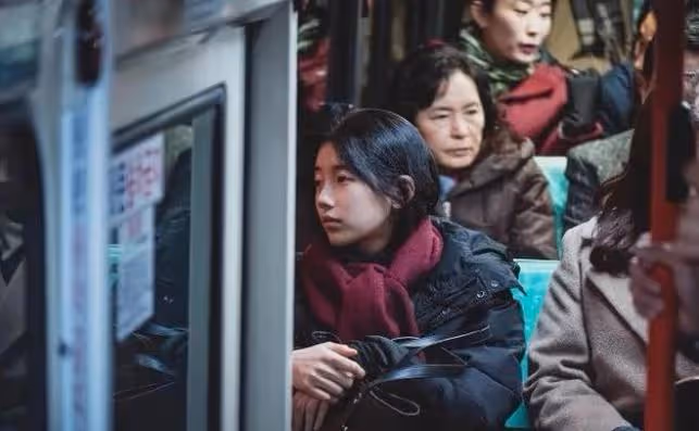 南韓當紅女星,年入百億,只是運氣好?才能和兩位大帥哥談戀愛?