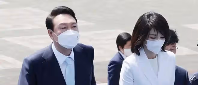 50歲韓國第一夫人美出圈!穿白裙初戀臉不顯老,氣質卻輸給朴槿惠