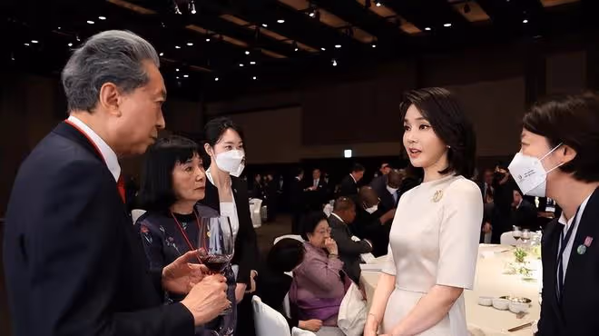 50歲韓國第一夫人美出圈!穿白裙初戀臉不顯老,氣質卻輸給朴槿惠