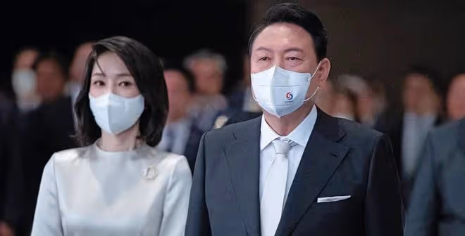 50歲韓國第一夫人美出圈!穿白裙初戀臉不顯老,氣質卻輸給朴槿惠