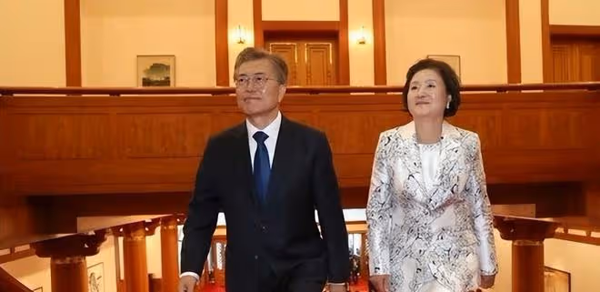 50歲韓國第一夫人美出圈!穿白裙初戀臉不顯老,氣質卻輸給朴槿惠