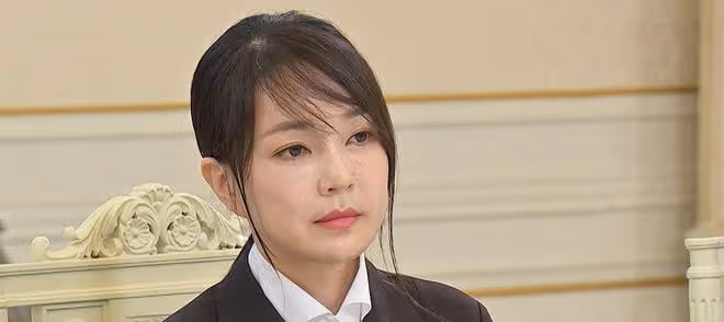 50歲韓國第一夫人美出圈!穿白裙初戀臉不顯老,氣質卻輸給朴槿惠