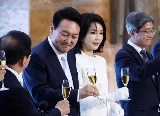 50歲韓國第一夫人美出圈！穿白裙初戀臉不顯老，氣質卻輸給朴槿惠