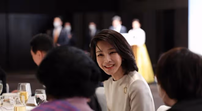 50歲韓國第一夫人美出圈！穿白裙初戀臉不顯老，氣質卻輸給朴槿惠