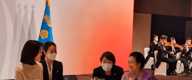 50歲韓國第一夫人美出圈！穿白裙初戀臉不顯老，氣質卻輸給朴槿惠