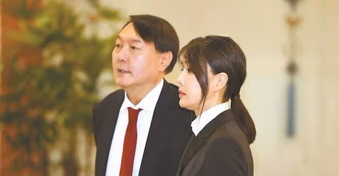50歲韓國第一夫人美出圈！穿白裙初戀臉不顯老，氣質卻輸給朴槿惠