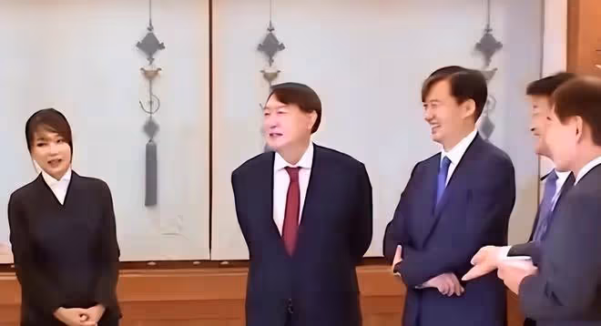 50歲韓國第一夫人美出圈！穿白裙初戀臉不顯老，氣質卻輸給朴槿惠