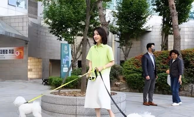 50歲韓國第一夫人美出圈！穿白裙初戀臉不顯老，氣質卻輸給朴槿惠