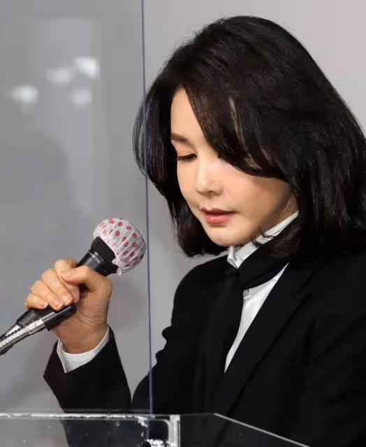 50歲韓國第一夫人美出圈！穿白裙初戀臉不顯老，氣質卻輸給朴槿惠